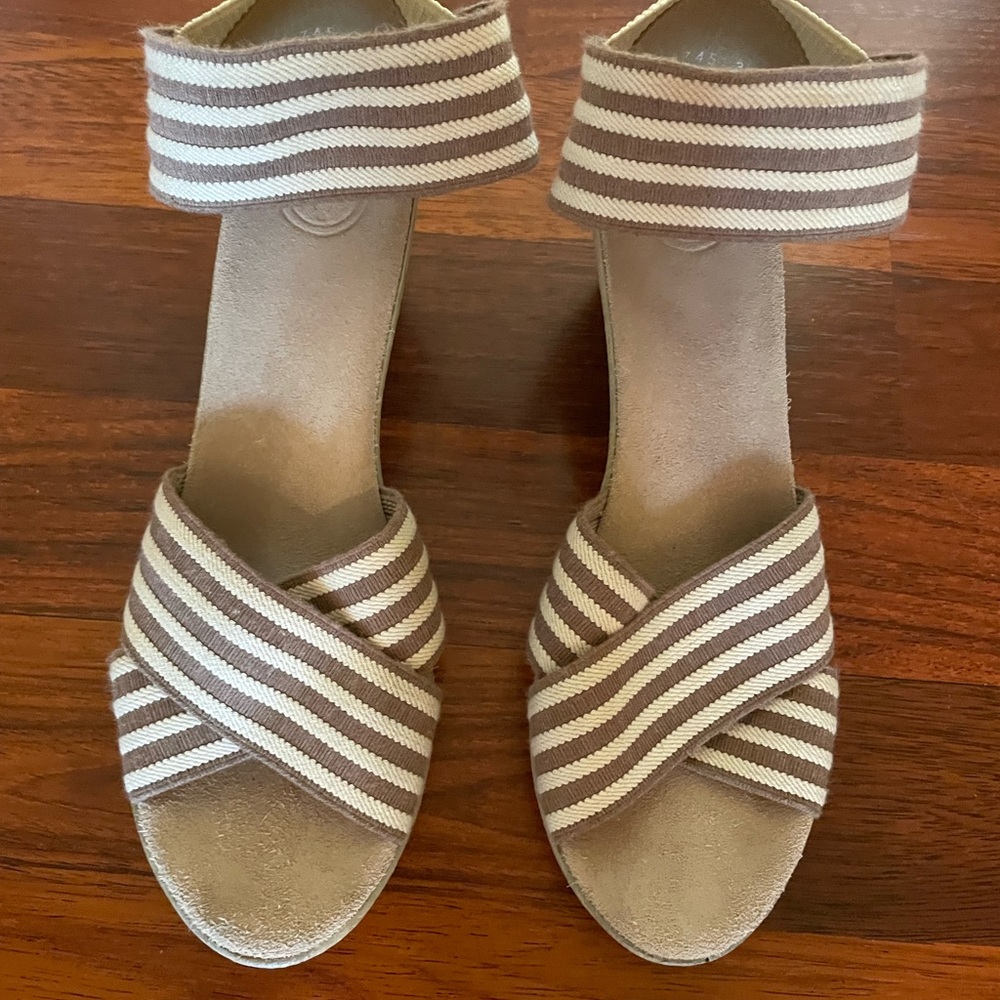 CHARLESTON SHOE CO. Beige and cream Striped Sandals